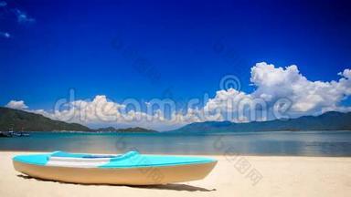 蓝色<strong>的</strong>白色金属桨船在<strong>金色的沙滩</strong>上，在蔚蓝<strong>的沙滩</strong>上